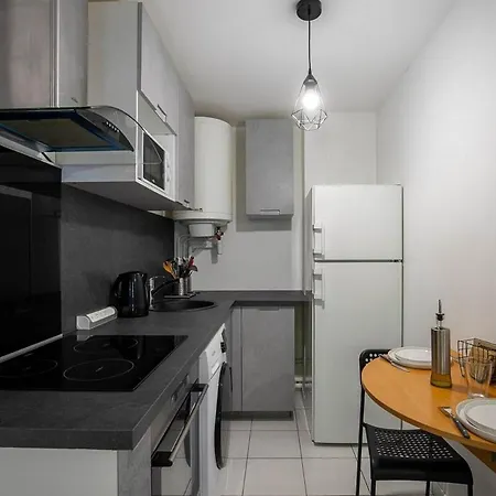 Parisian Chic & Spacious With Parking アパート ブゾン