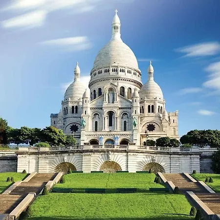 Parisian Chic & Spacious With Parking アパート