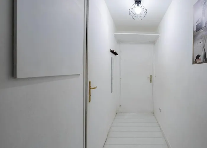 Apartmán Parisian Chic & Spacious With Parking